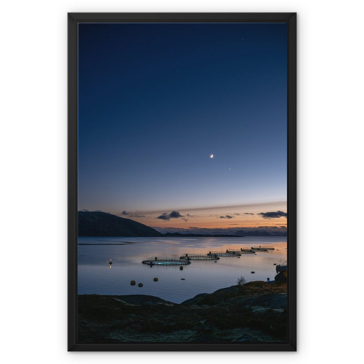 Sonnenuntergang über den Fischgehegen mit einer Mondsichel I – Gerahmte Leinwand