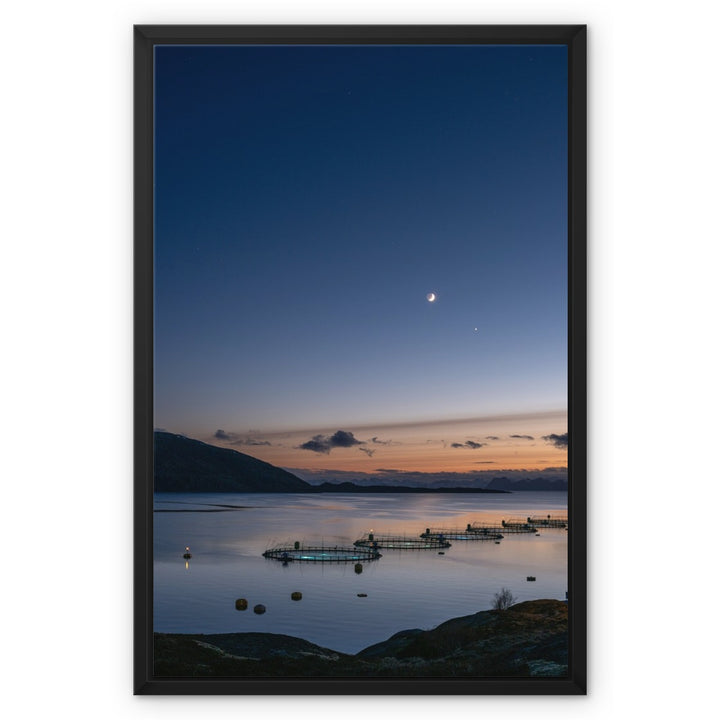 Sonnenuntergang über den Fischgehegen mit einer Mondsichel I – Gerahmte Leinwand