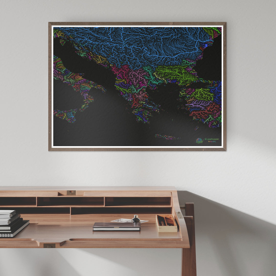 Les Balkans - Carte des bassins fluviaux, arc-en-ciel sur noir - Fine Art Print