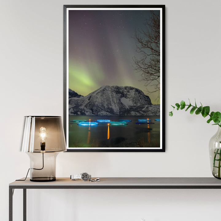 Fischgehege über Lundøya mit Aurora III – Fotokunstdruck