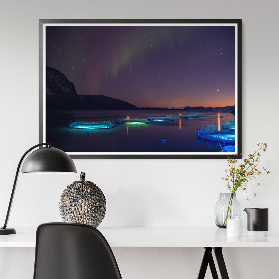 Fischgehege über Lundøya mit Aurora VI – Fotokunstdruck