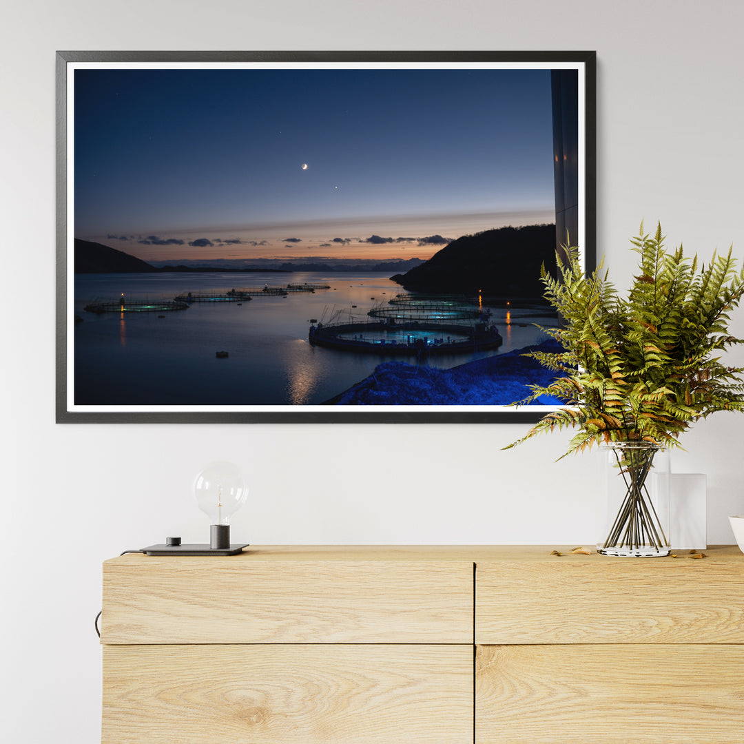 Sonnenuntergang über den Fischgehegen mit Halbmond II – Hahnemühle Photo Rag Print