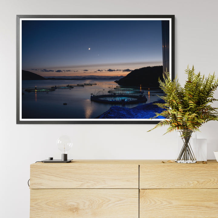 Sonnenuntergang über den Fischgehegen mit Halbmond II – Hahnemühle Photo Rag Print