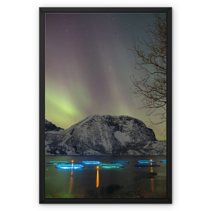 Fischgehege über Lundøya mit Aurora III – Gerahmte Leinwand