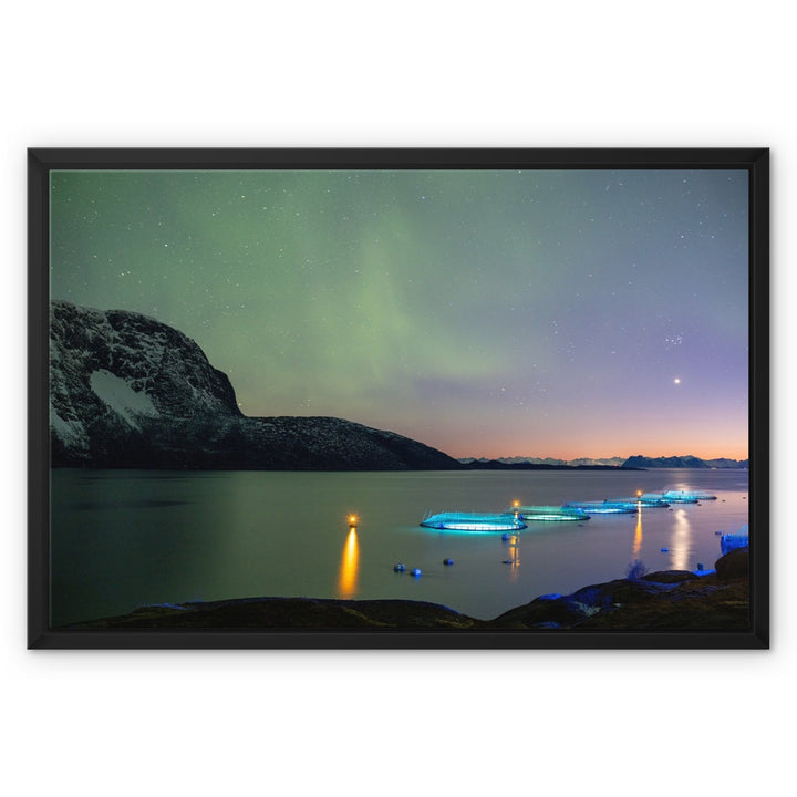 Fischgehege über Lundøya mit Aurora V – gerahmte Leinwand