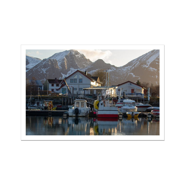 Der Hafen von Skutvik in der untergehenden Sonne – gerollte Leinwand