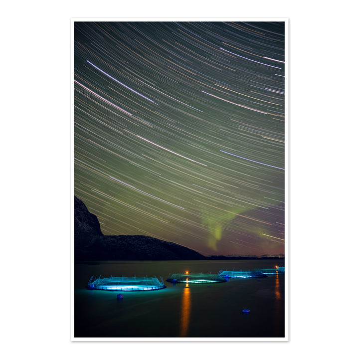Des traînées d'étoiles avec des aurores au-dessus des enclos à poissons I - Hahnemühle Photo Rag Print