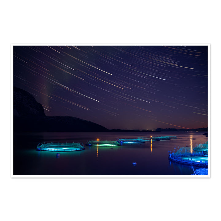 Sternspuren mit Polarlicht über den Fischgehegen II – Fotokunstdruck