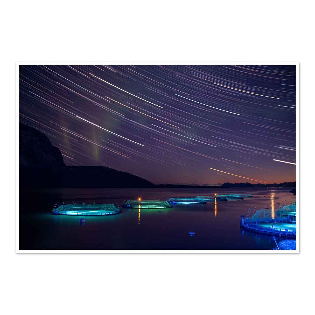 Estelas de estrellas con auroras sobre los corrales de peces III - Impresión fotográfica artística