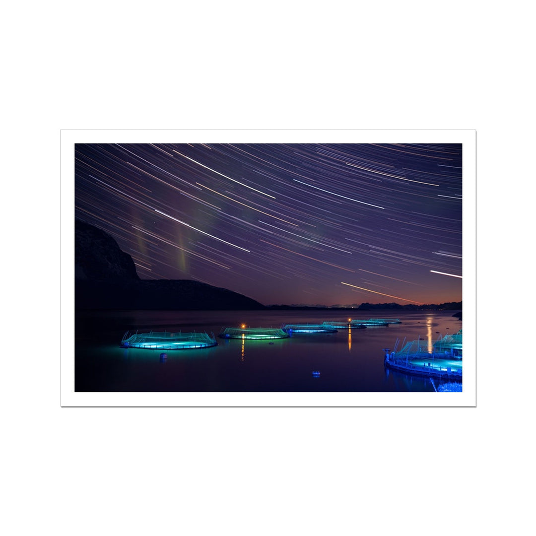 Estelas de estrellas con auroras sobre los corrales de peces III - Lona enrollada