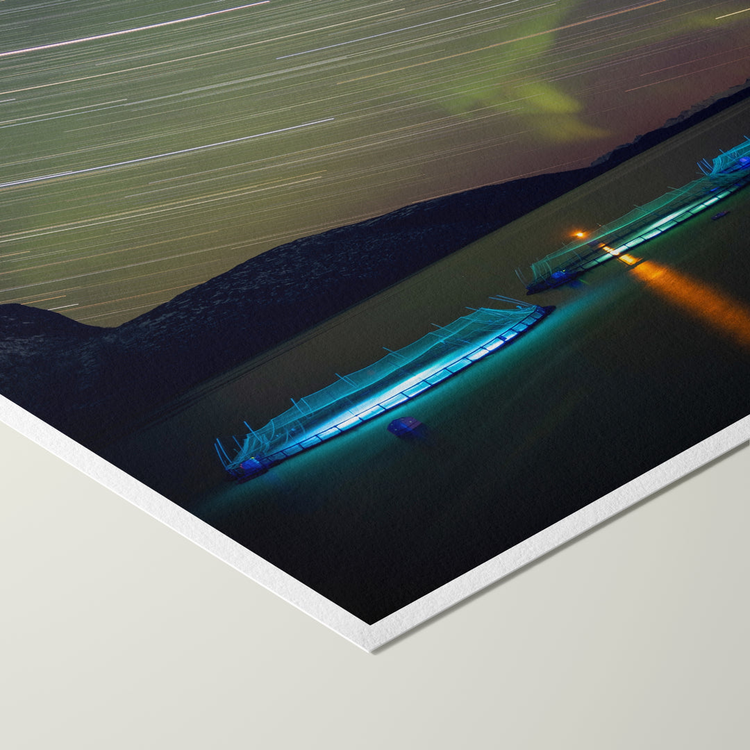 Des traînées d'étoiles avec des aurores au-dessus des enclos à poissons I - Hahnemühle Photo Rag Print