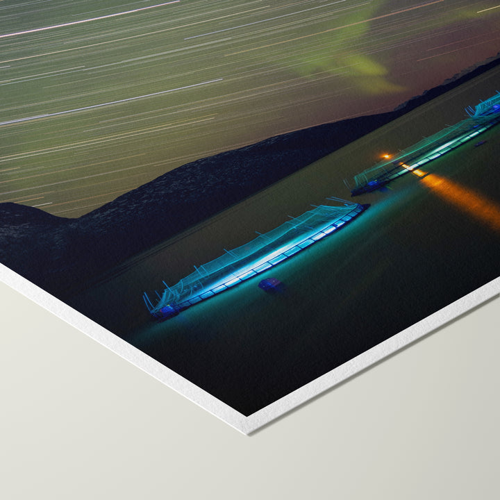 Des traînées d'étoiles avec des aurores au-dessus des enclos à poissons I - Hahnemühle Photo Rag Print