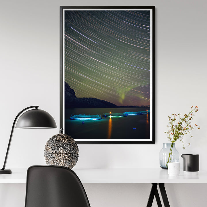 Des traînées d'étoiles avec des aurores au-dessus des enclos à poissons I - Hahnemühle Photo Rag Print