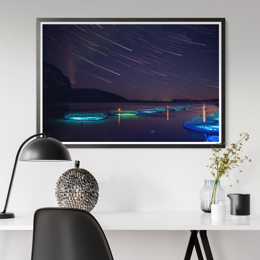 Sternspuren mit Polarlicht über den Fischgehegen II – Fotokunstdruck