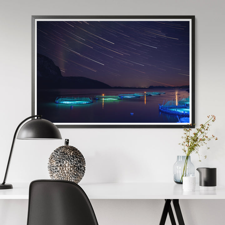 Sternspuren mit Polarlicht über den Fischgehegen II – Fotokunstdruck