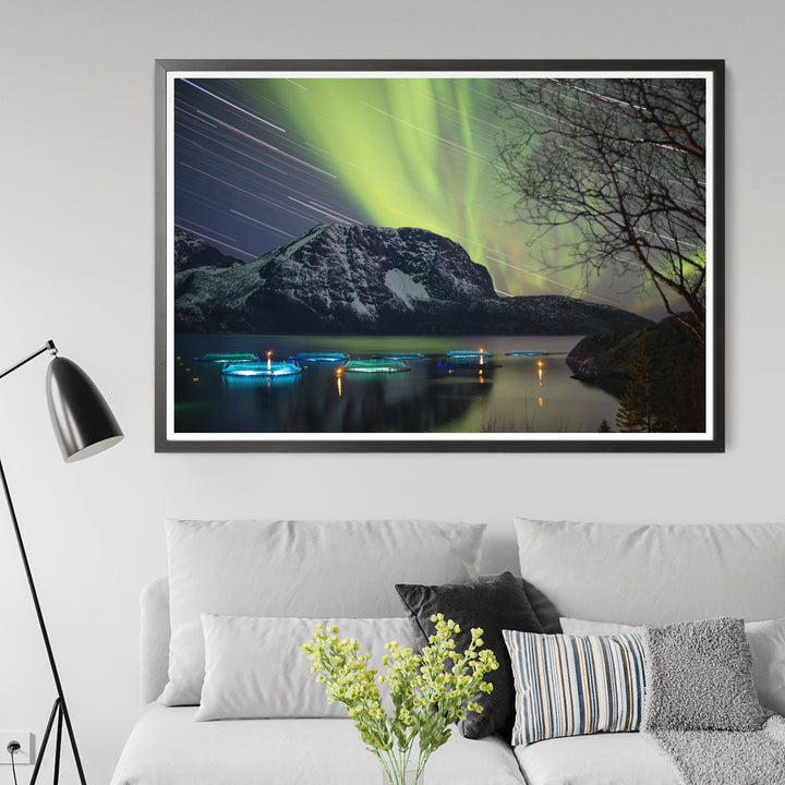 Sternspuren mit Polarlicht über den Fischgehegen IV – Fotokunstdruck