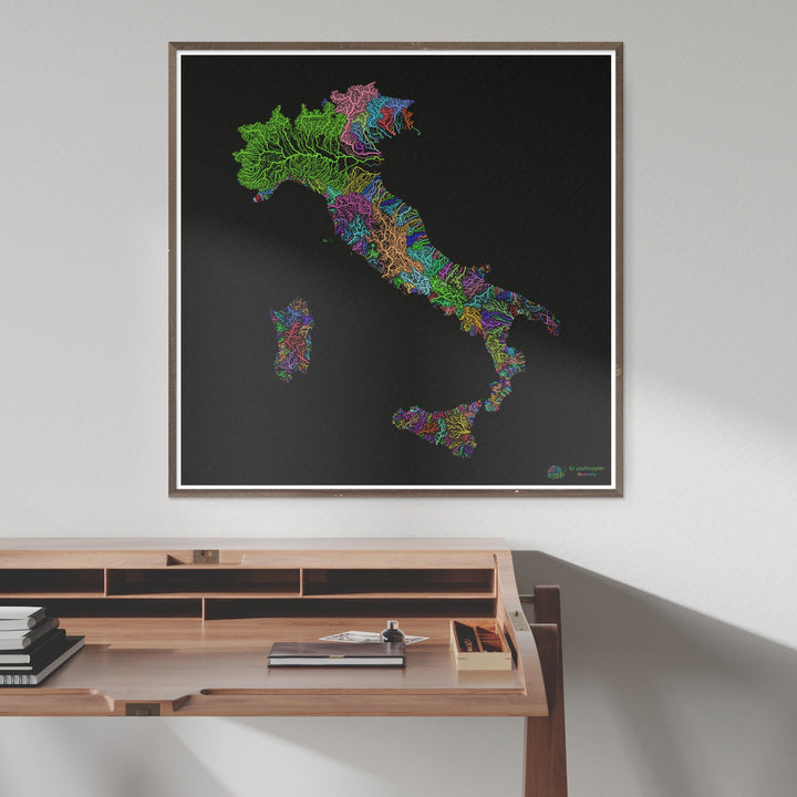 Italie - Carte des bassins fluviaux, arc-en-ciel sur noir - Fine Art Print
