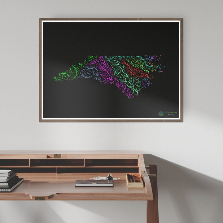 Caroline du Nord - Carte du bassin fluvial, arc-en-ciel sur noir - Fine Art Print