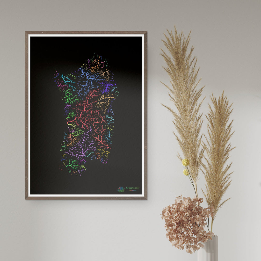 Cerdeña - Mapa de cuencas fluviales, arco iris sobre negro - Impresión de Bellas Artes