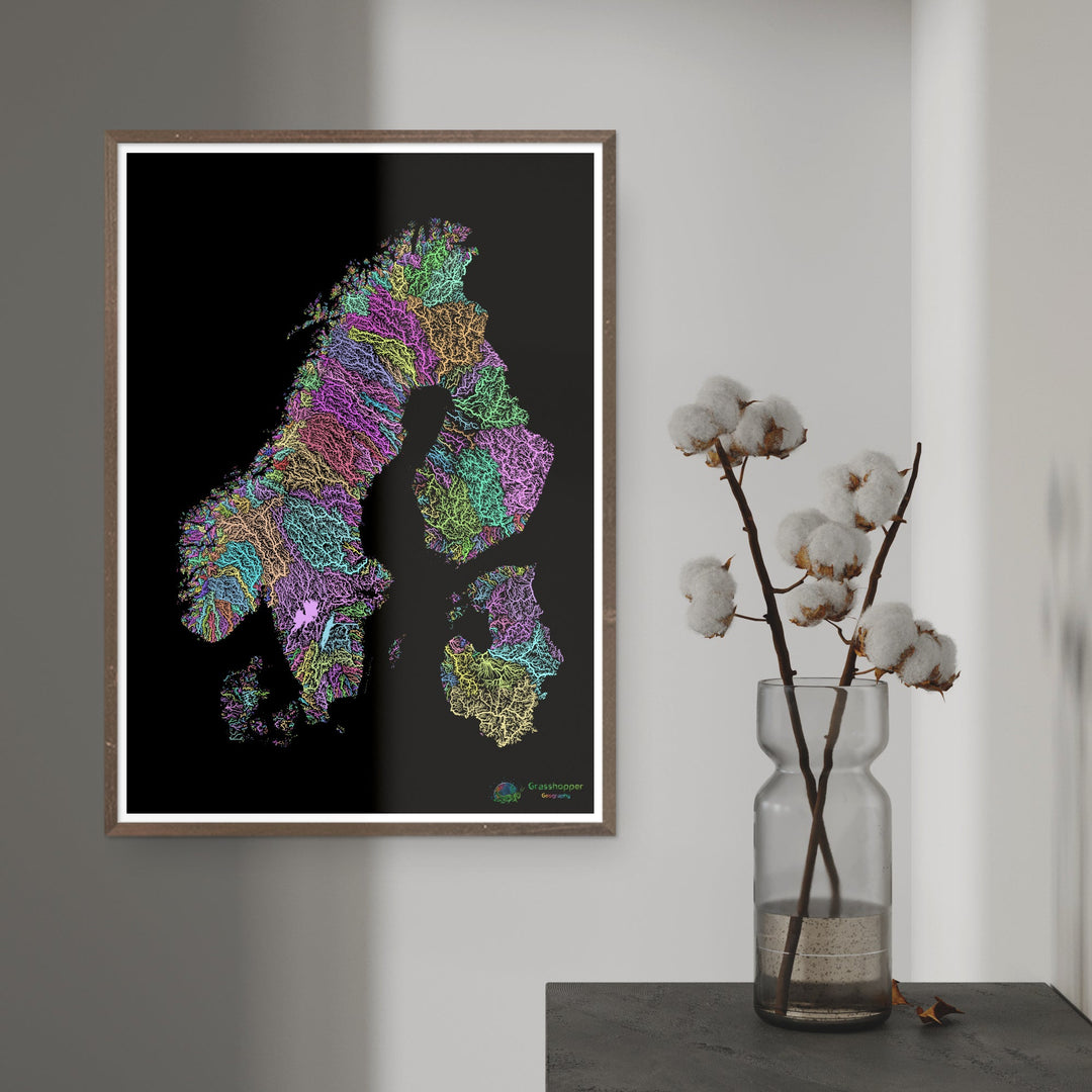 Scandinavie - Carte des bassins fluviaux, pastel sur noir - Fine Art Print