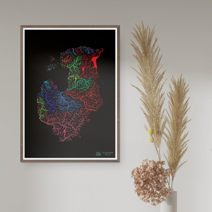 Les États baltes - Carte des bassins fluviaux, arc-en-ciel sur noir - Fine Art Print