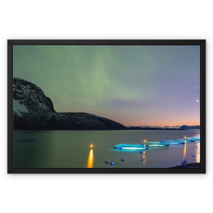 Fischgehege über Lundøya mit Aurora V – gerahmte Leinwand