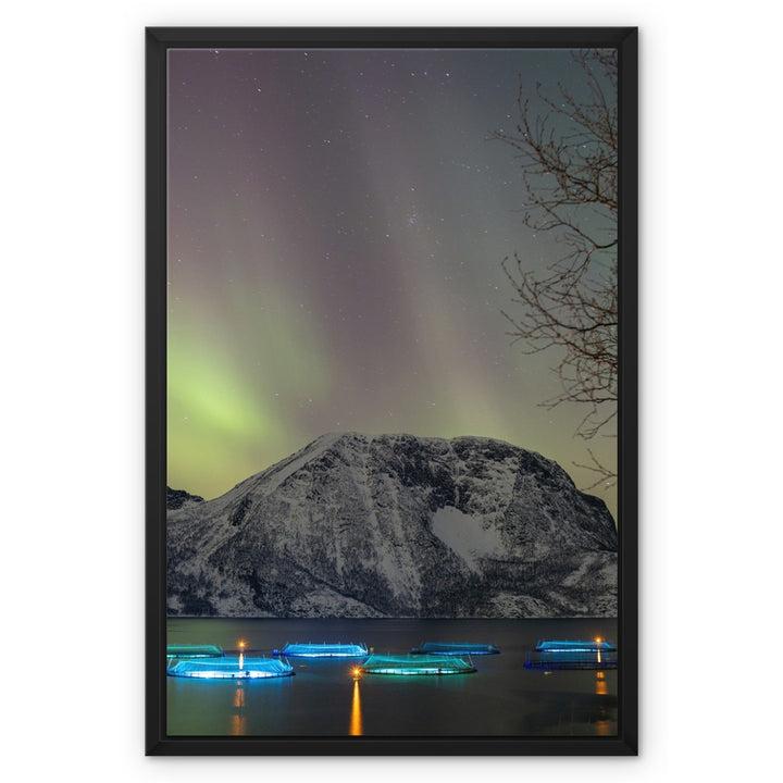 Fischgehege über Lundøya mit Aurora III – Gerahmte Leinwand